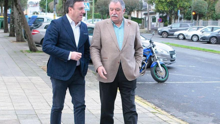 Formoso y Seoane pasean por la avenida de Santa Cristina.   | // LA OPINIÓN