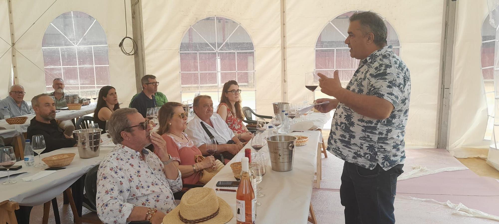 GALERÍA | Medio centenar de catadores aficionados degustan &quot;Otros vinos de Toro&quot; en la Feria del Vino