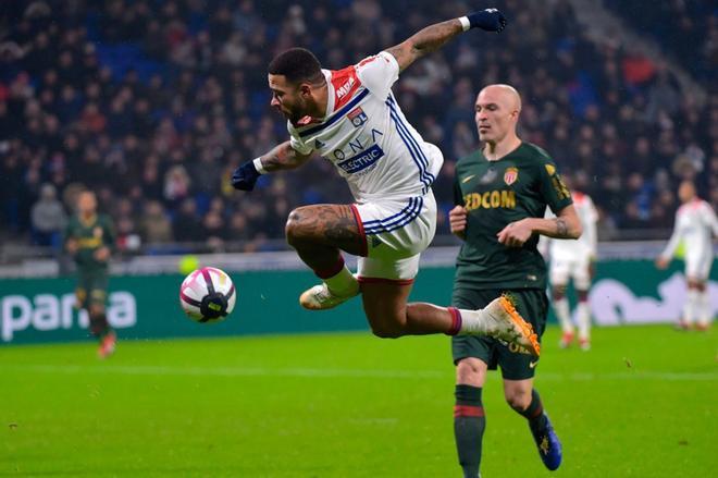 Memphis Depay en acción durante el partido de la L1 francesa entre el  Olympique Lyon y el Mónaco el 16 de ciciembre de 2018.