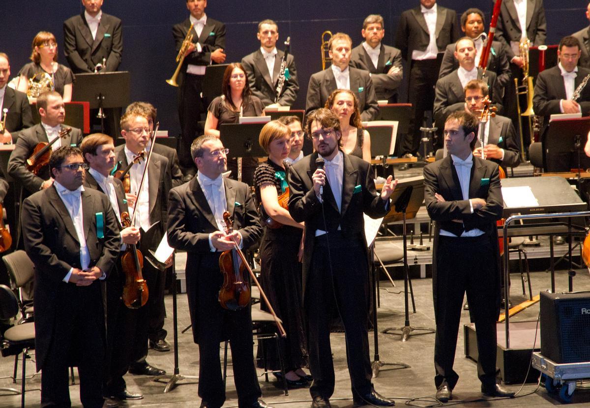 Año 2012. El músico de la Oex Santiago Pavón lee un comunicado ante el posible ERE.