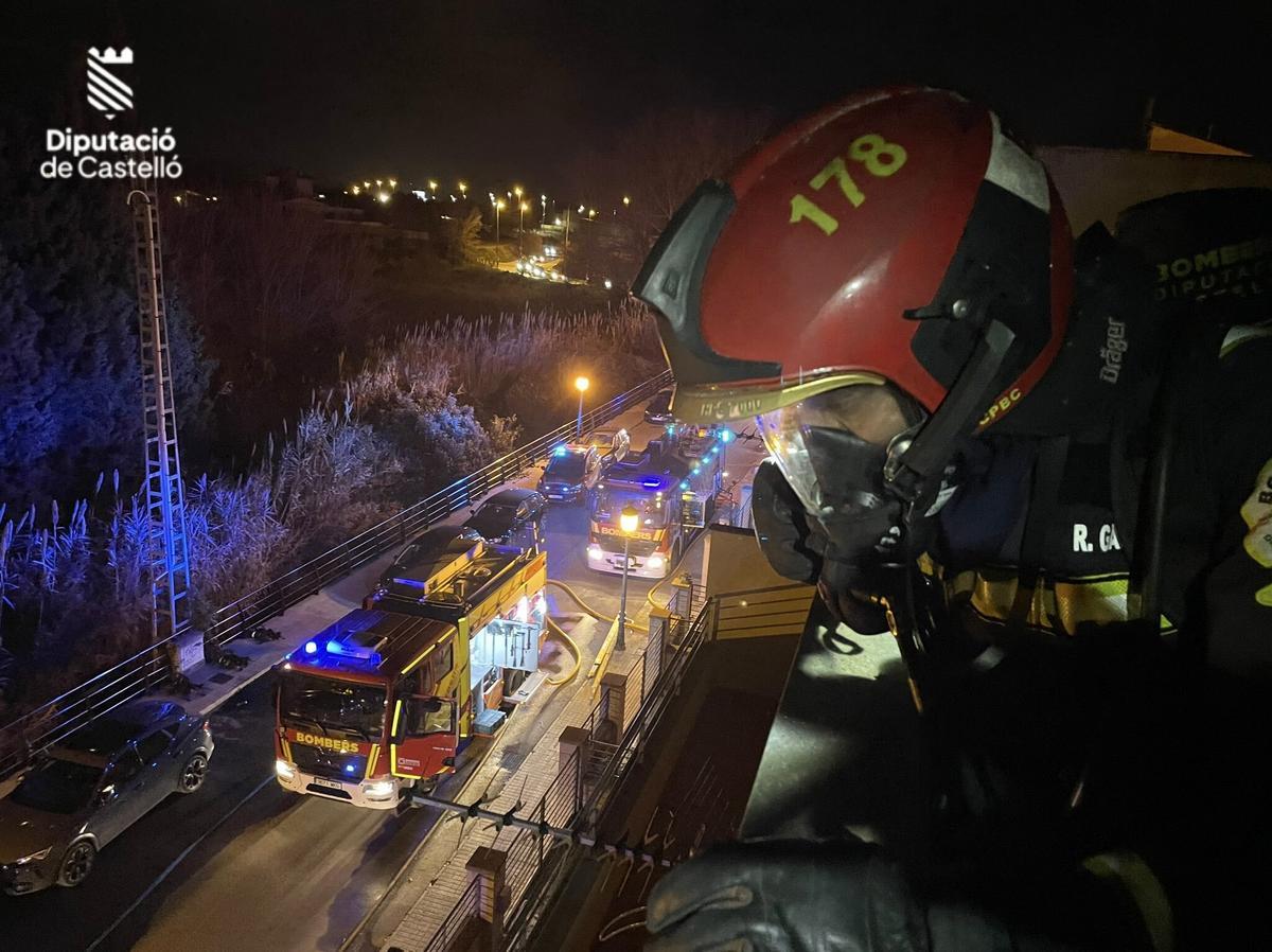 Los camiones de bomberos, apostados frente a la vivienda afectada en Altura.