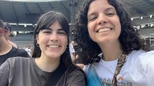 Alba González y Alba Puchades, en un concierto de Coldplay en Bruselas en agosto del 2022.