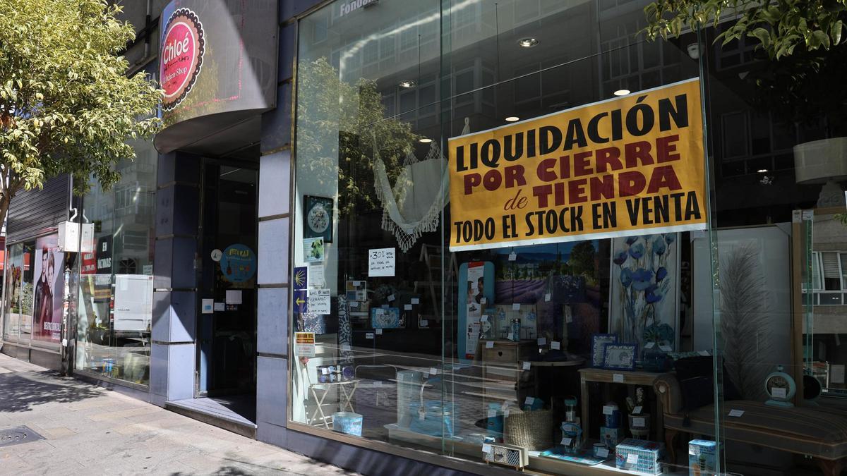 Una tienda de muebles anuncia su liquidación por cierre en Vigo.