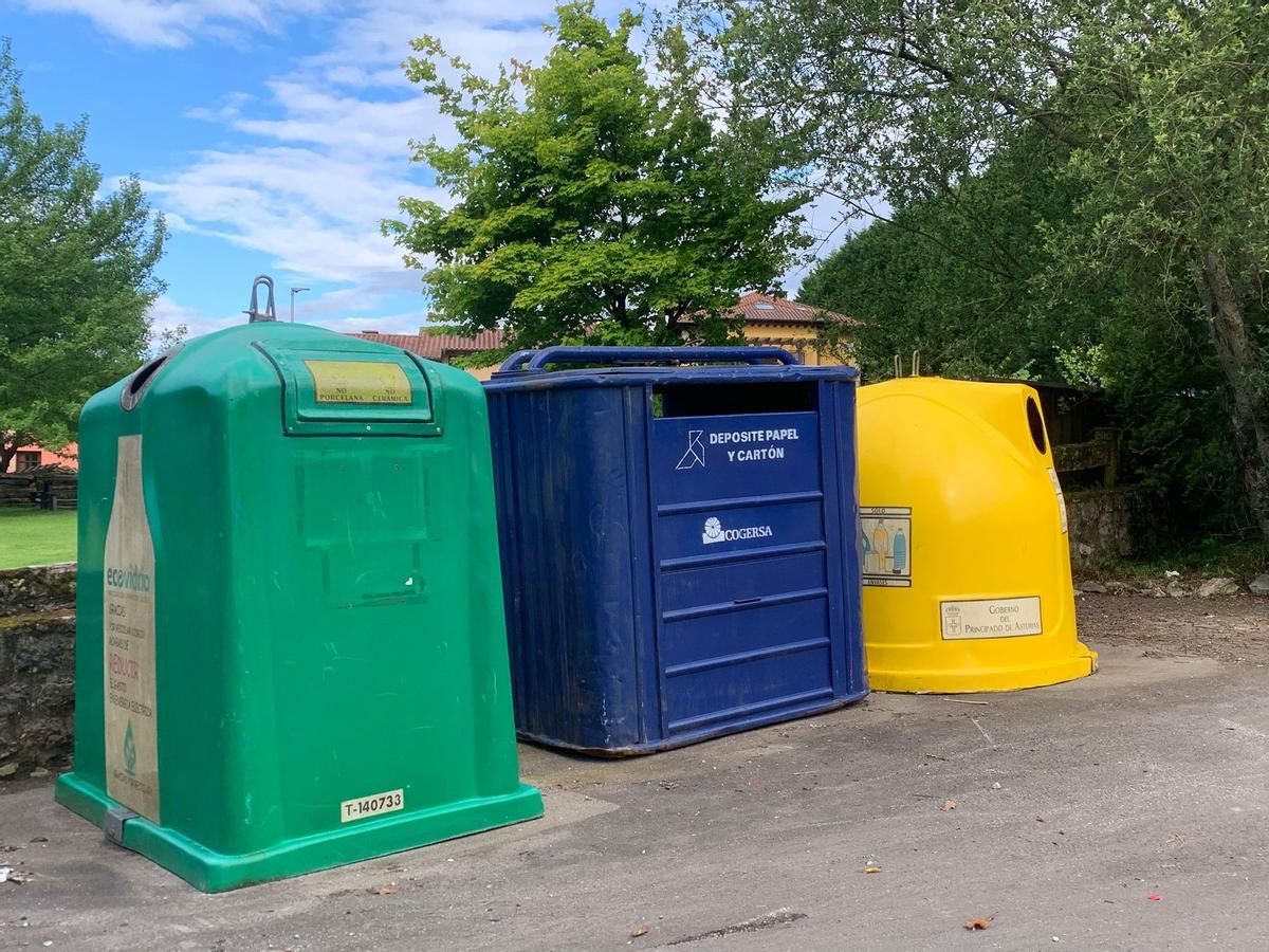 Contenedores de reciclaje en la localidad de La Galguera, en Llanes.