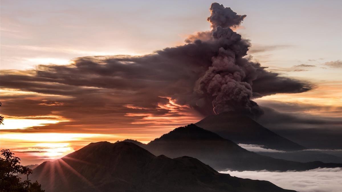 El Monte Agung en erupción.