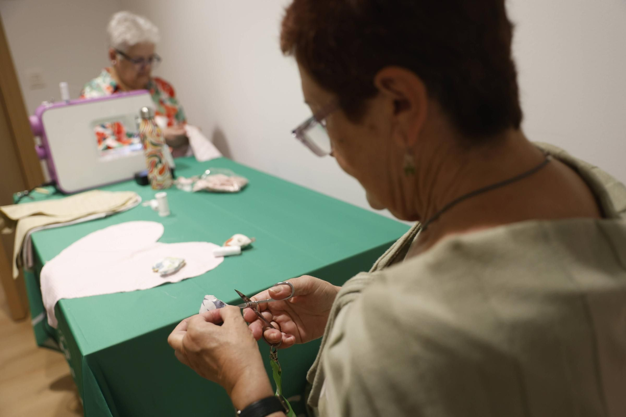 Corazones llenos de compañerismo en Gijón para mujeres operadas de cáncer de mama (en imágenes)