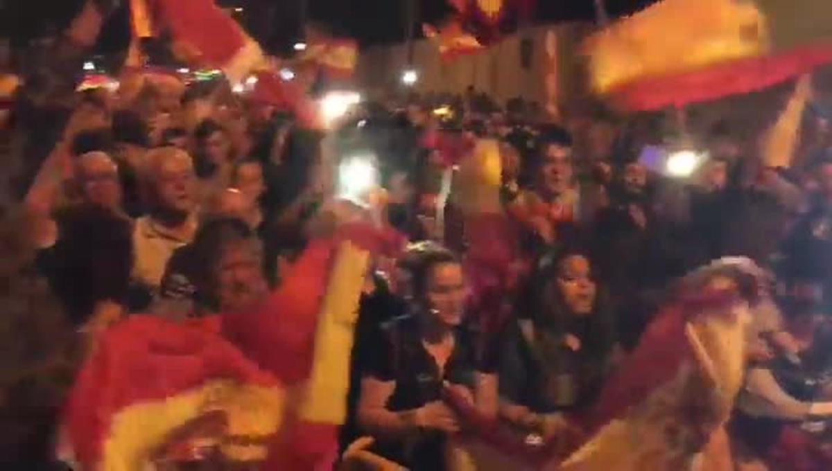 Manifestació a Sant Boi per recolzar les forces de seguretat a la caserna de Santa Eulàlia.