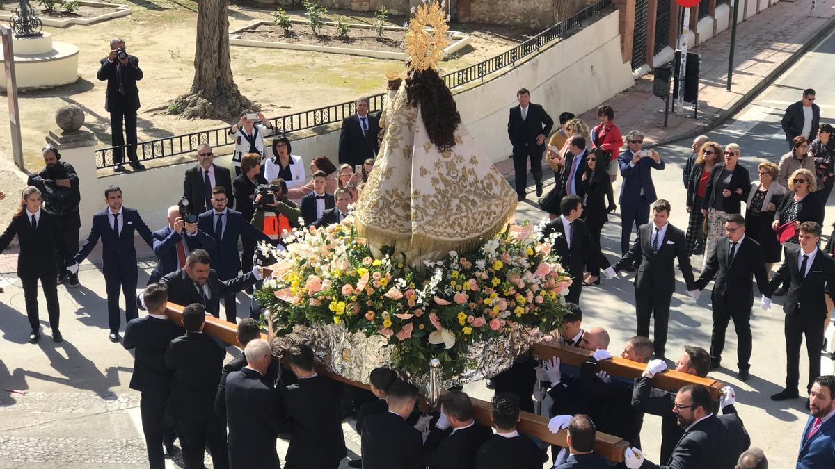 La Virgen de la Salud, también conocida como Moreneta de las Eras, en procesión.