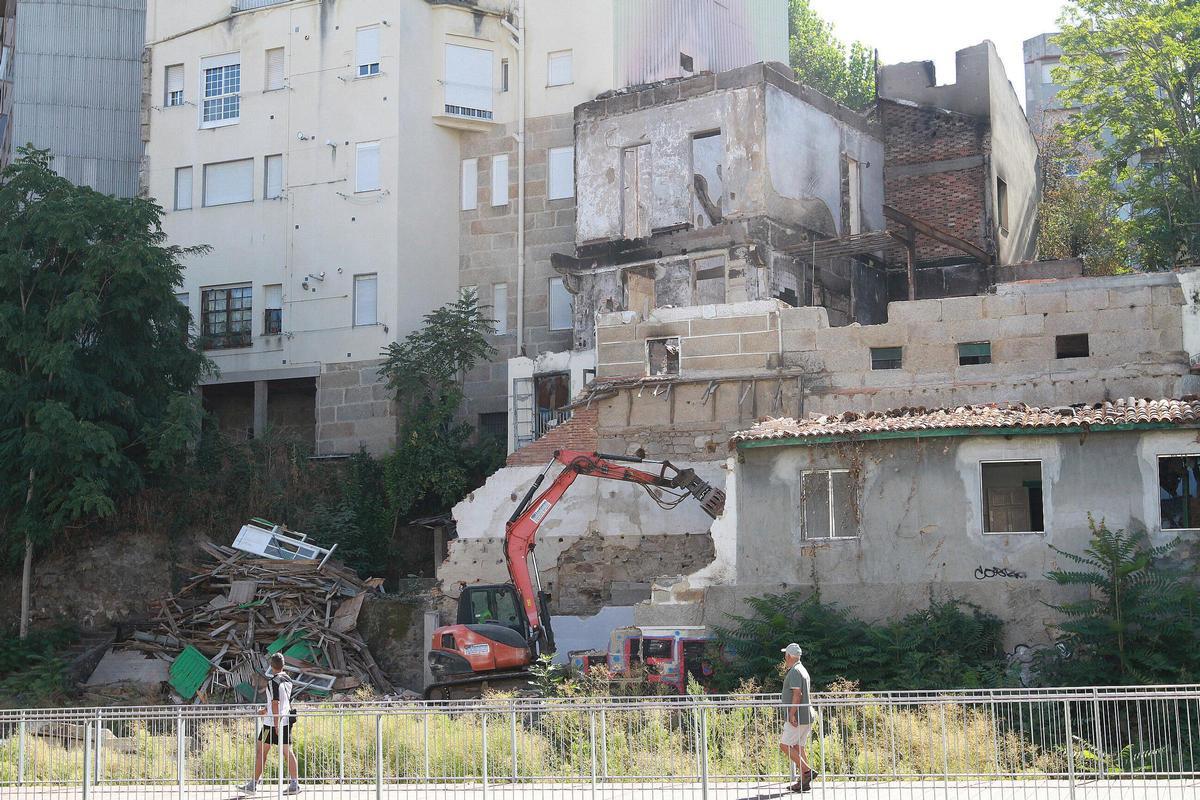 En las traseras del edificio, visible desde la senda del Barbaña en Ponte Pelamios, se observa el inicio de los trabajos.