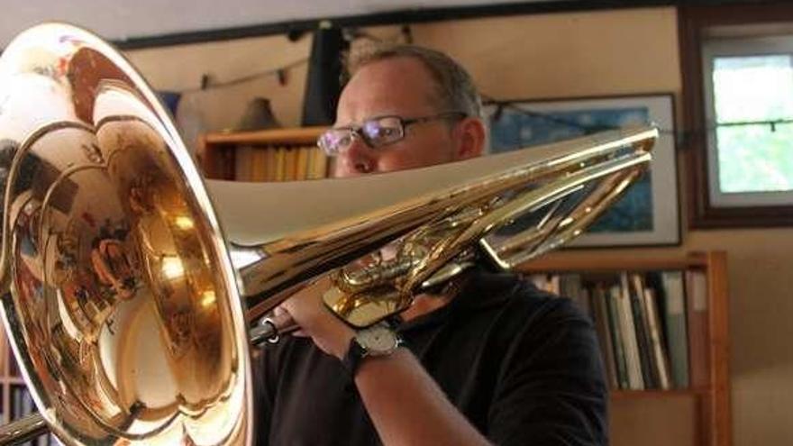 Petur Eiriksson, con su trombón.