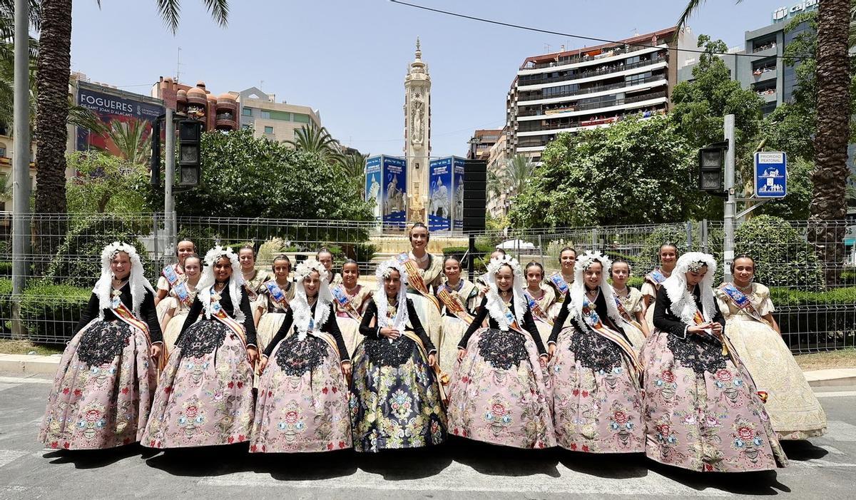 La comitiva fallera se estrena en Alicante con la mascletà de Mediterráneo