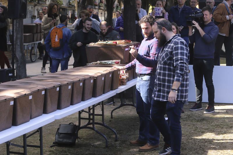 Entrega de los restos de los fusilados por el franquismo a sus familiares, en Paterna