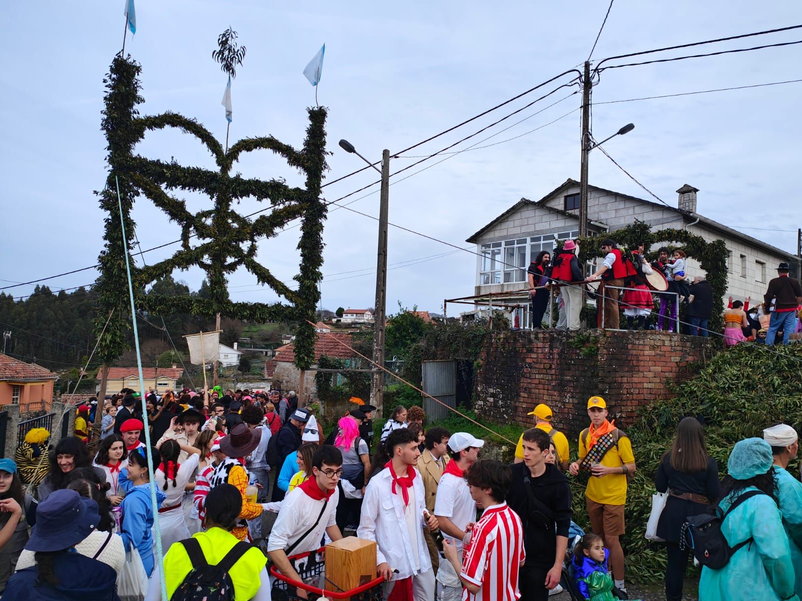 O Hío se disfraza de color, fiesta y alegría