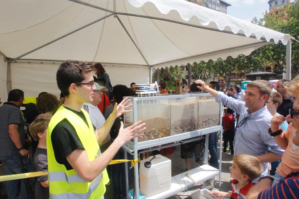 Jornada de ingeniería en la calle, en la plaza del Ayuntamiento de València.