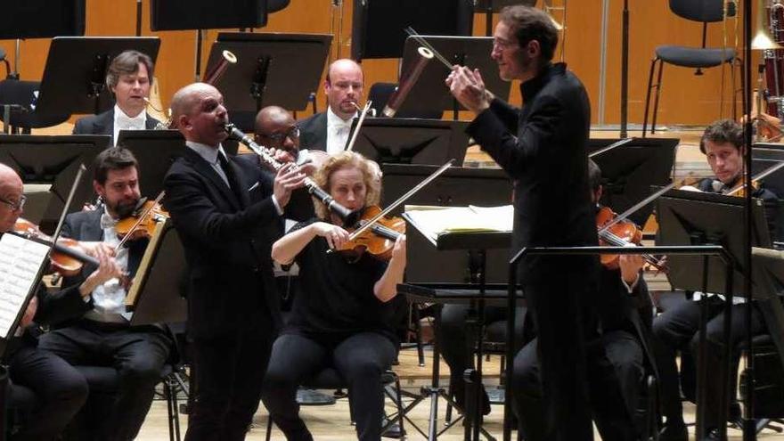 Pablo González dirige la orquesta con Maximiliano Martín como clarinete solista.