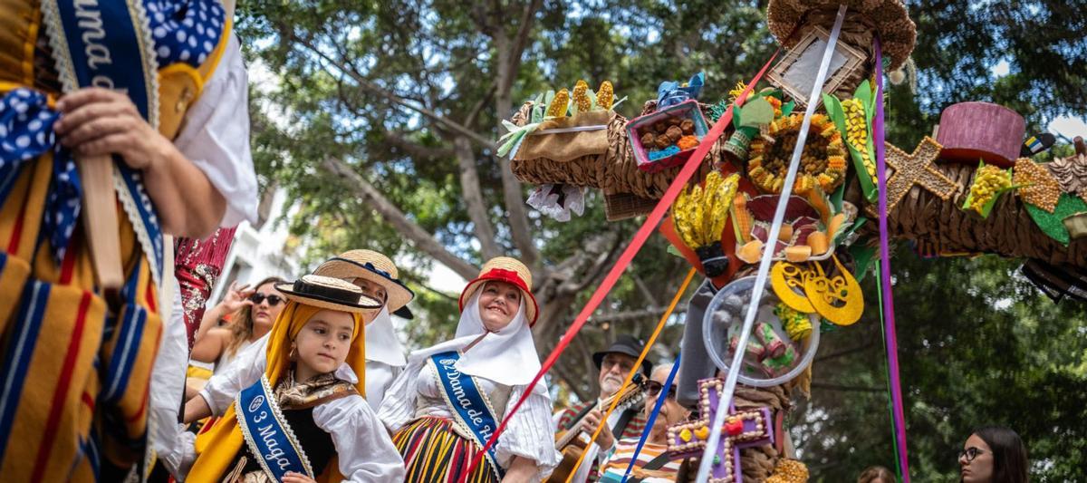 La Rambla de Santa Cruz acogió la particular romería de la cruz con la comitiva de autoridades y reinas de las Fiestas Mayo visitando los arreglos instalados. | ANDRÉS GUTIÉRREZ