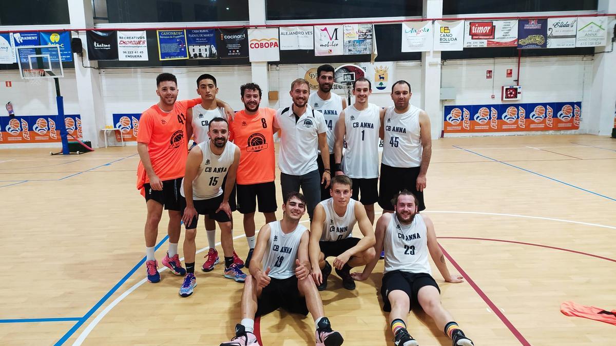 Los jugadores del sénior del CB Anna tras ganar al Gandia.