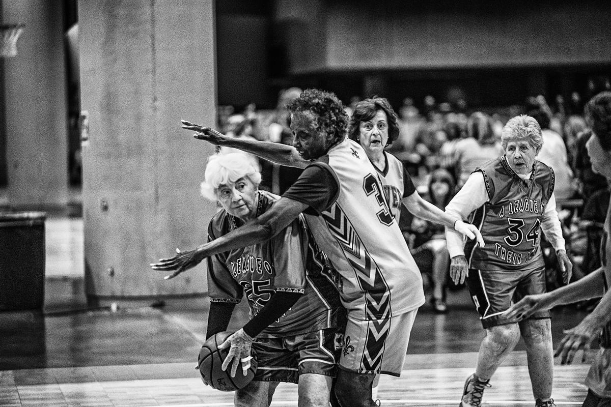 Partido de baloncesto femenino. Reportaje sobre competiciones deportivas para personas mayores. 