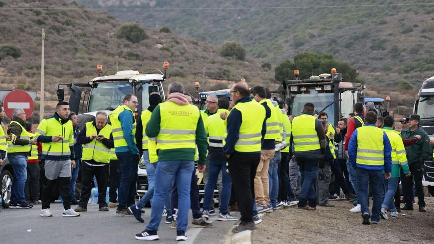 Los tractores cortaron la carretera de Escombreras.  | IVÁN URQUÍZAR