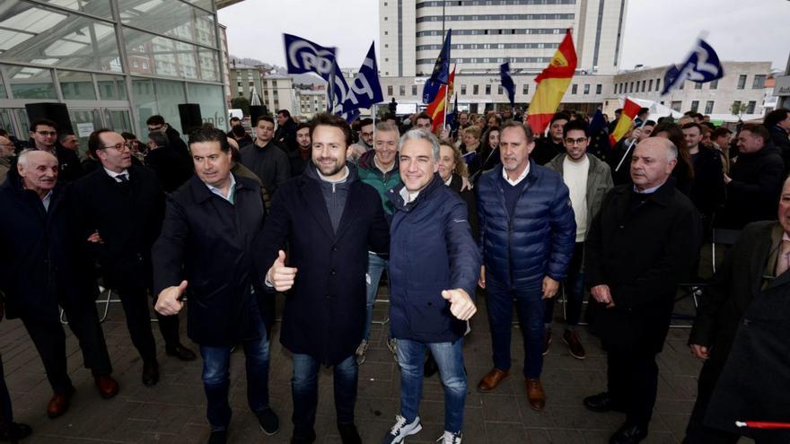 Elías Bendodo, en primer término a la derecha, junto a Álvaro Queipo y el diputado nacional Silverio Argüelles, con los asistentes al acto de ayer en la Losa de Renfe de Oviedo tras ellos. | Irma Collín