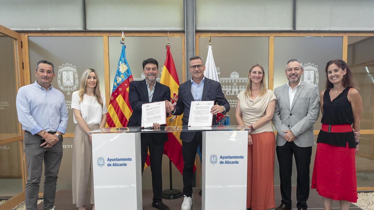 La firma del convenio entre el Ayuntamiento de Alicante e IFA.