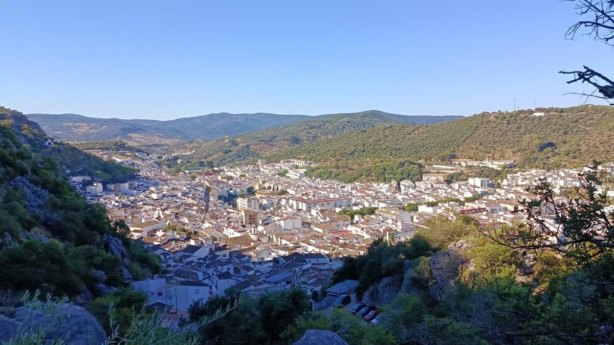 Vista general de Ubrique desde la ruta senderista hacia Benaocaz en la sierra de Cádiz