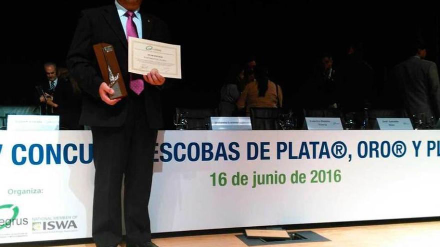 &quot;Escoba de Platino&quot; para Colunga