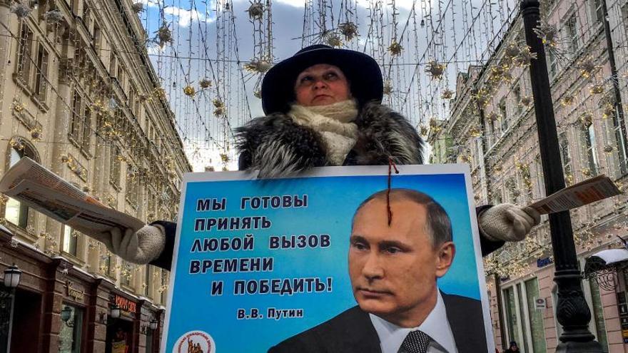 Una mujer anima a votar a Putin