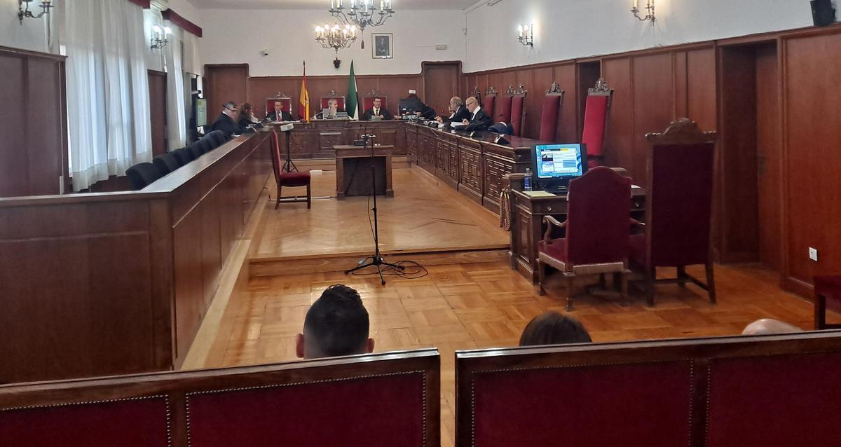 Los tres acusados, sentados en el primer banco, este martes en la Audiencia de Badajoz antes de que se suspendiera el juicio.