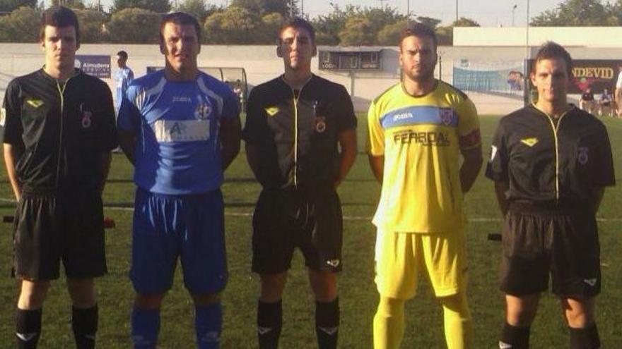 González del Campo López Menchero, en el centro, árbitro manchego que dirigirá el partido del domingo entre el Córdoba CF y el Panadería Pulido.