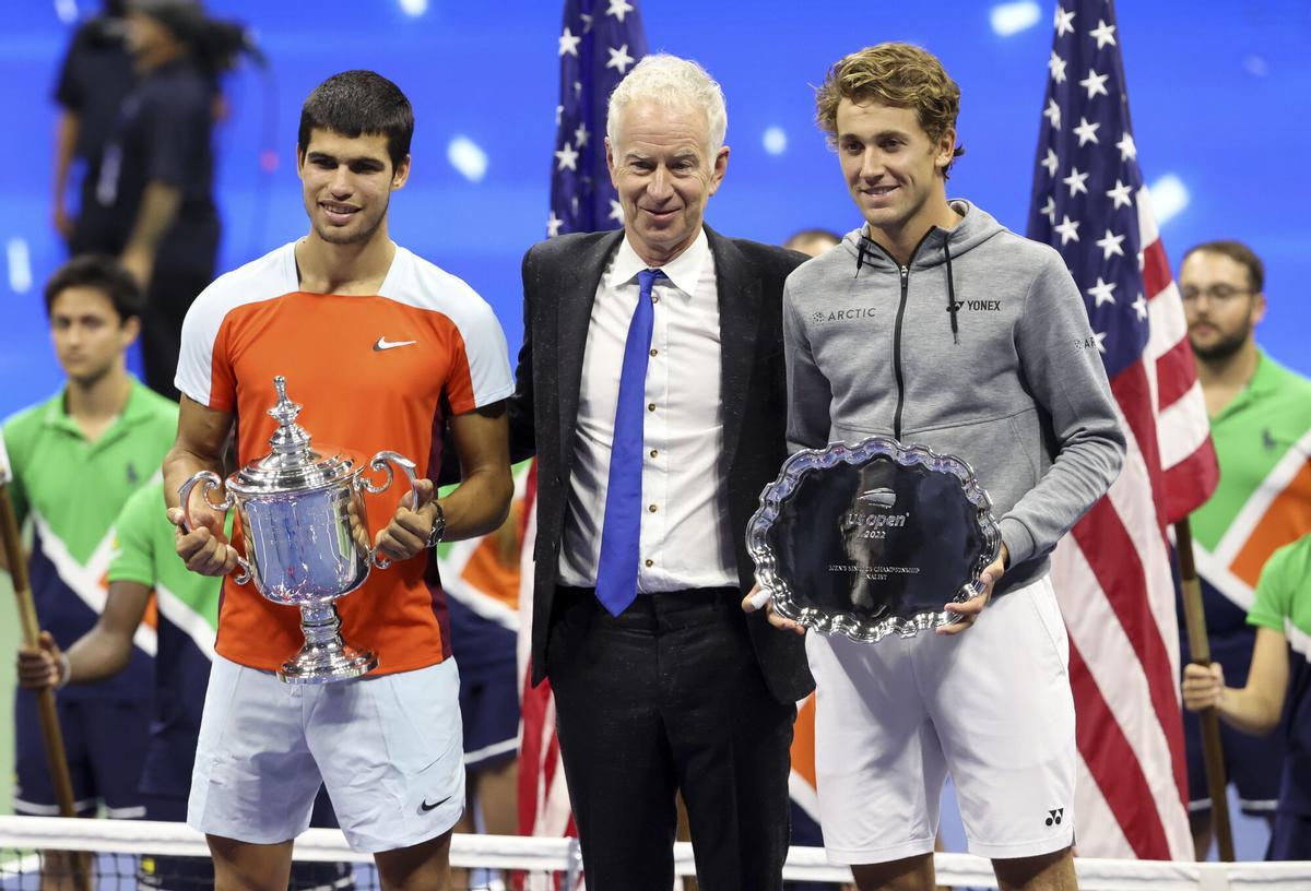 McEnroe, junto a Alcaraz y Ruud en la ceremonia de entrega de trofeos del US Open de 2022