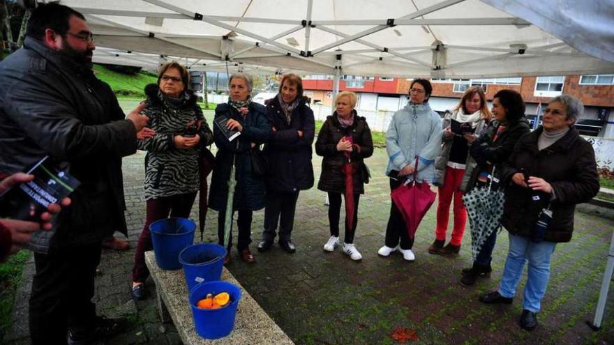 Una reunión del concejal de Medio Ambiente con los vecinos de O Piñeiriño. // Iñaki Abella