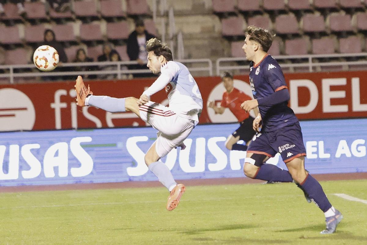 Imagen de un partido entre Compostela y Deportivo Fabril disputado en San Lázaro.