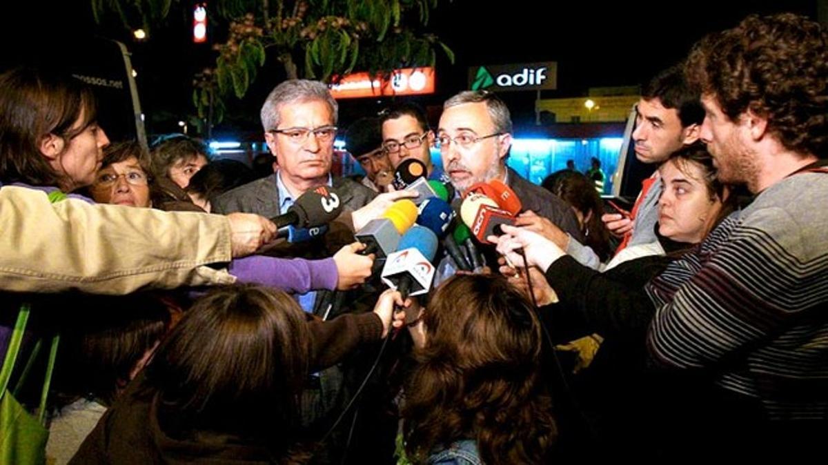 El conseller de Interior, Joan Saura (centro derecha) y el alcalde de Castelldefels, Joan Sau, responden a preguntas de los periodistas en la estación de tren.