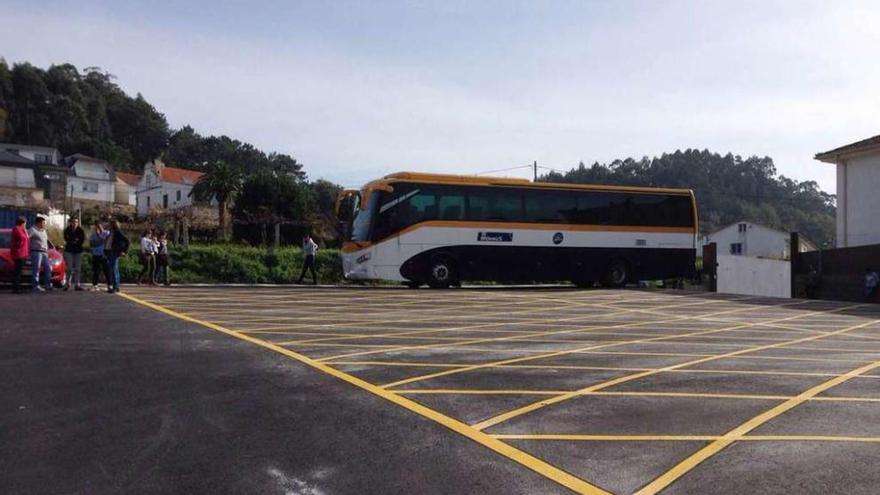 Estacionamiento de autobuses en el colegio de Dorrón. // G.S.