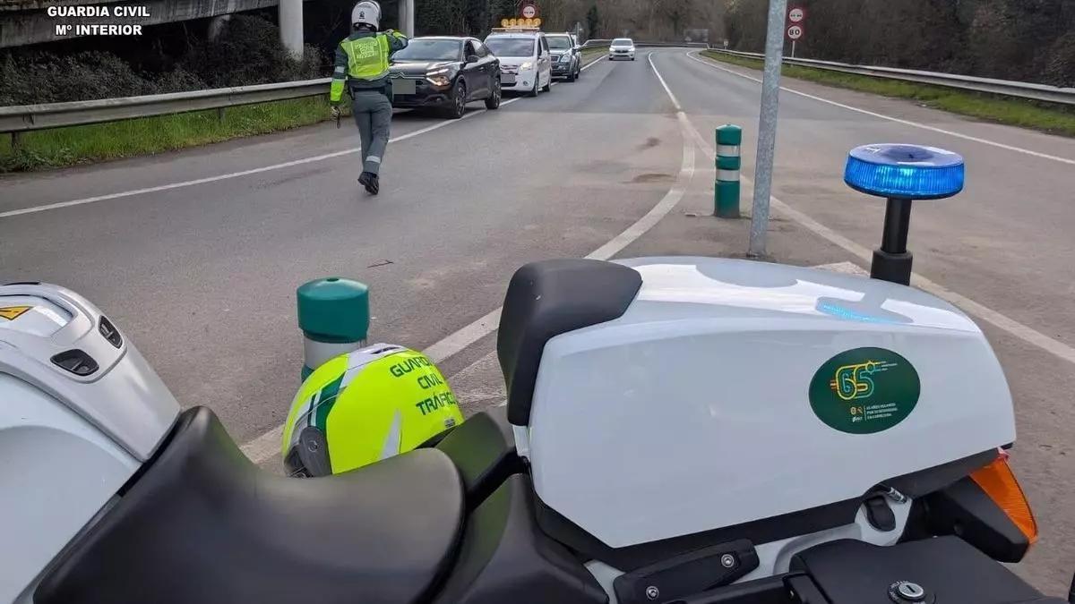 La multa de 200 euros con 6 puntos por ir al destino de vacaciones que va a llegar a miles de conductores en los próximos días: la Guardia civil extrema la vigilancia en el interior del coche por la nueva ley que publica el BOE