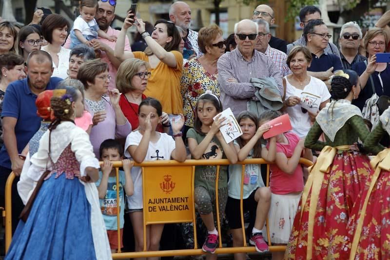 Dansà infantil en la plaza de la Virgen