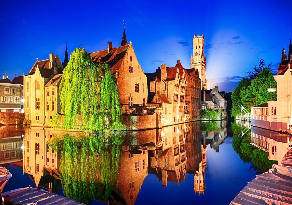 Vista nocturna de Brujas