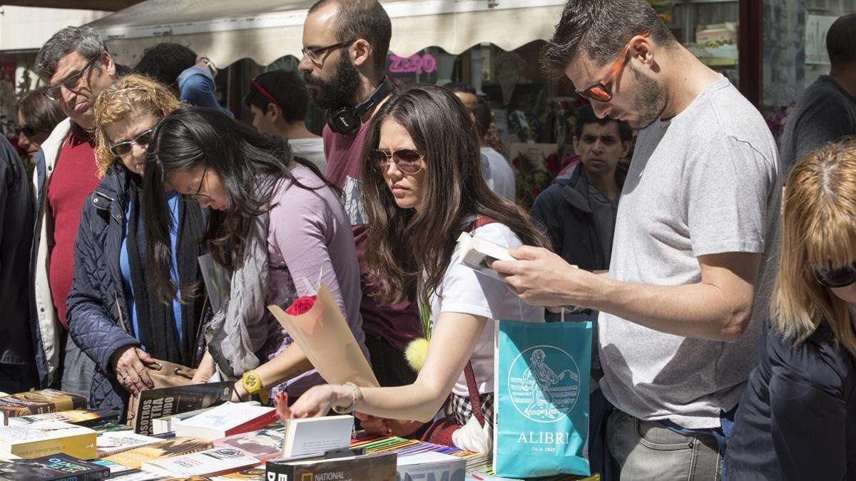 zentauroepp38158503 barcelona 23 04 2017 diada de sant jordi ambiente  en la ram180409165343