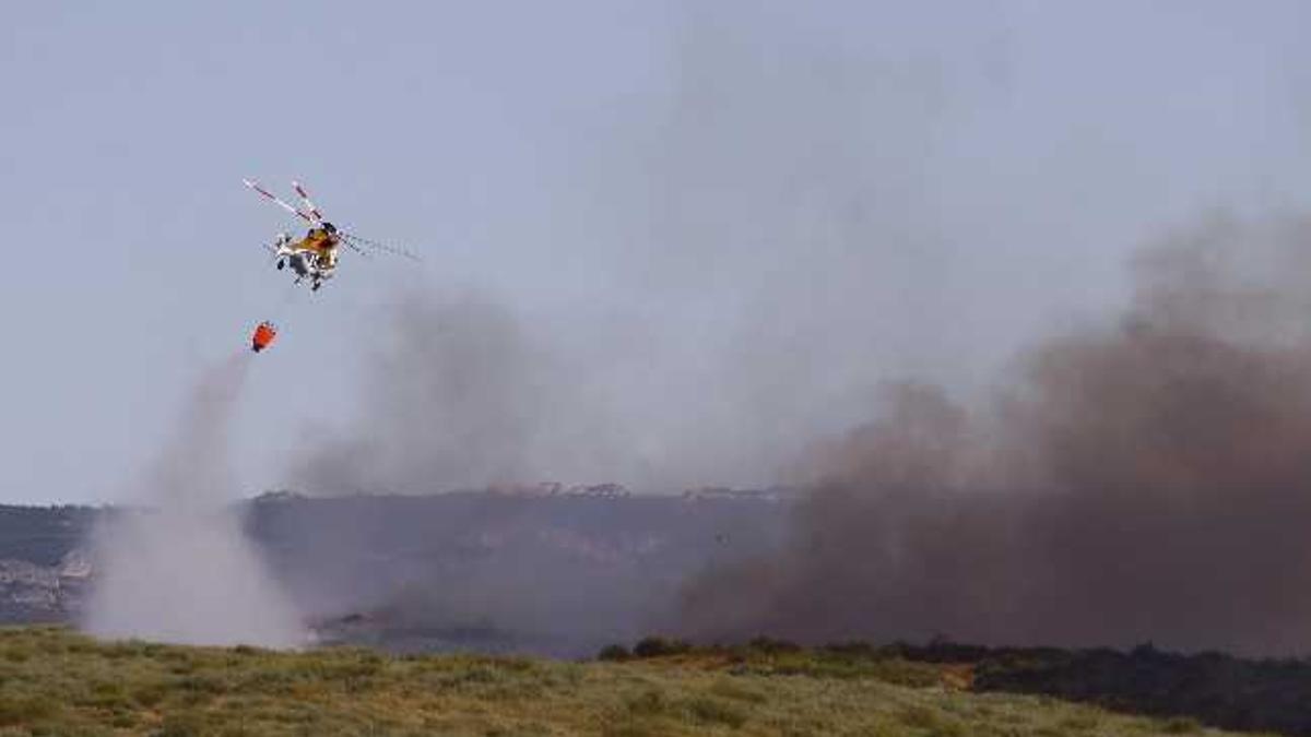 Un helicóptero descarga agua en un incendio en una imagen de archivo