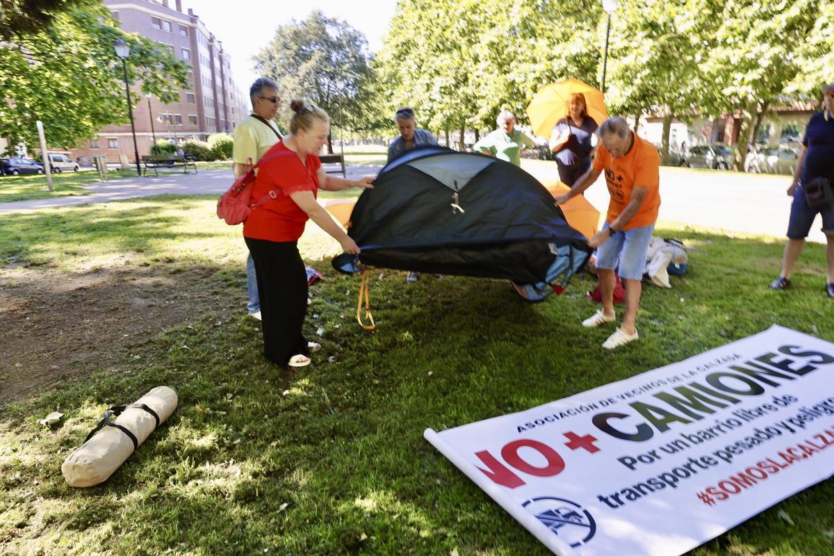 Los preparativos para la gran acampada de los vecinos de La Calzada, en imágenes Los preparativos para la gran acampada de los vecinos de La Calzada, en imágenes