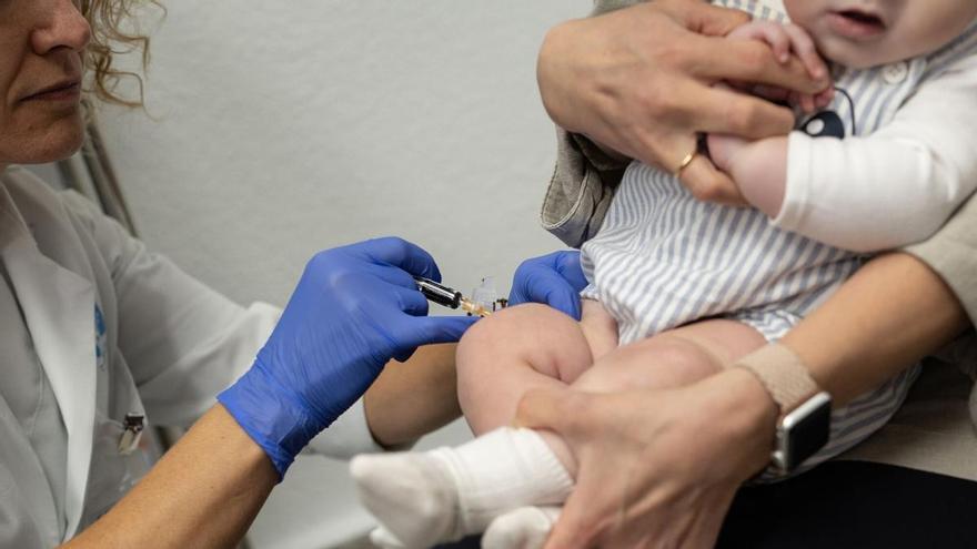 Novedades en el calendario de vacunación andaluz: rotavirus ya es gratuita y la triple vírica se adelanta a los 2 años