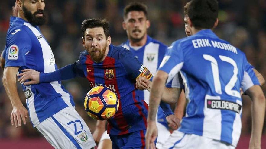 Messi intenta abrirse paso entre varios jugadores del Leganés. // Albert Gea