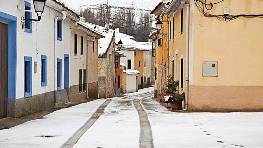 Una calle de Inazares nevada.