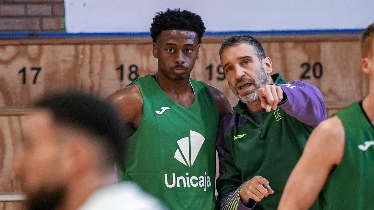 Ibon Navarro da indicaciones a Chase Audige en su primer entrenaminto con el Unicaja.