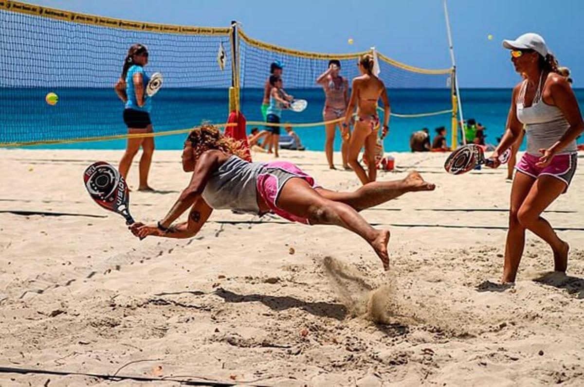 Jugadoras de tenis playa un deporte en auge