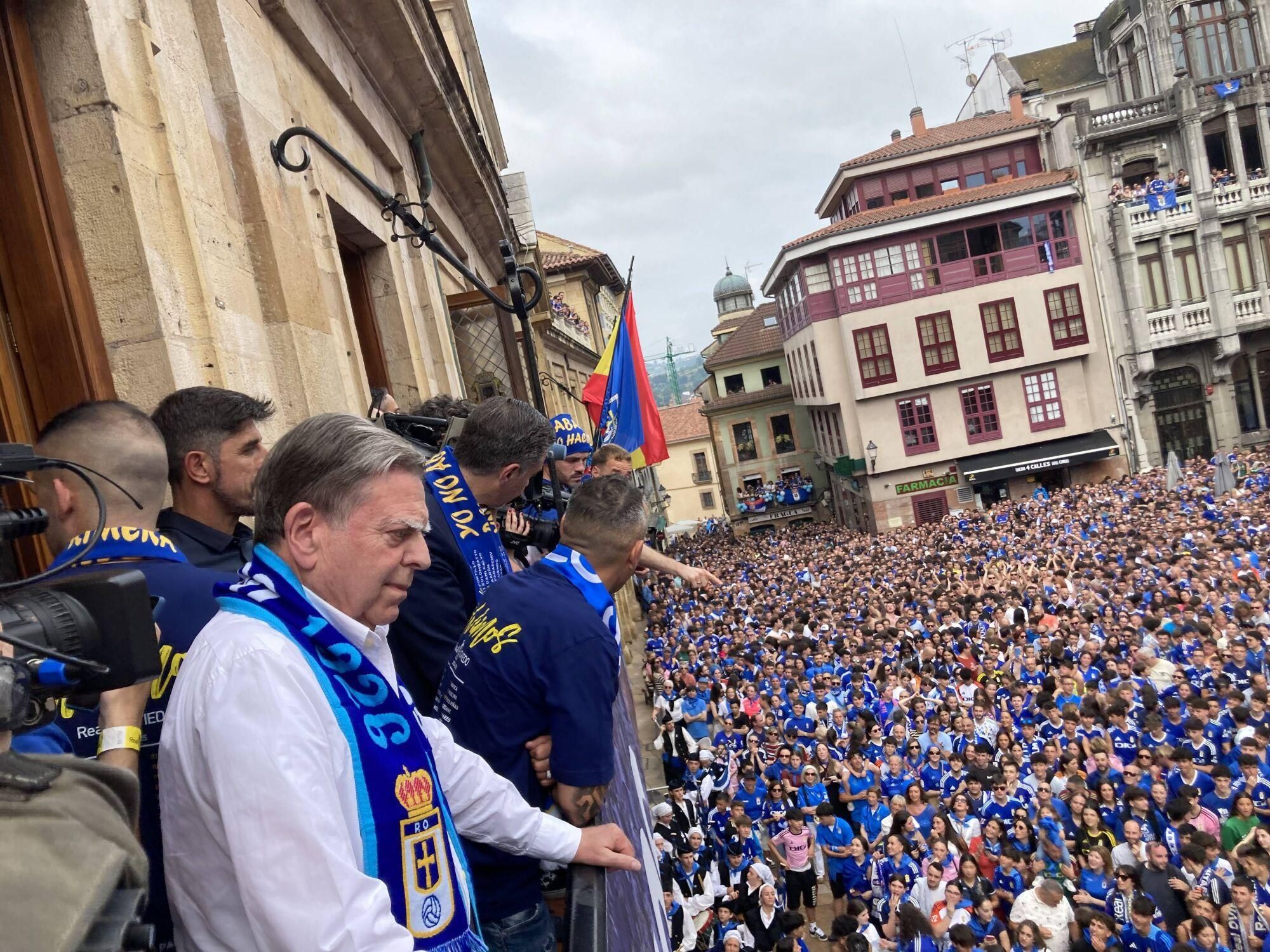 Locura azul en las calles de Oviedo para celebrar el ascenso del equipo a Primera División