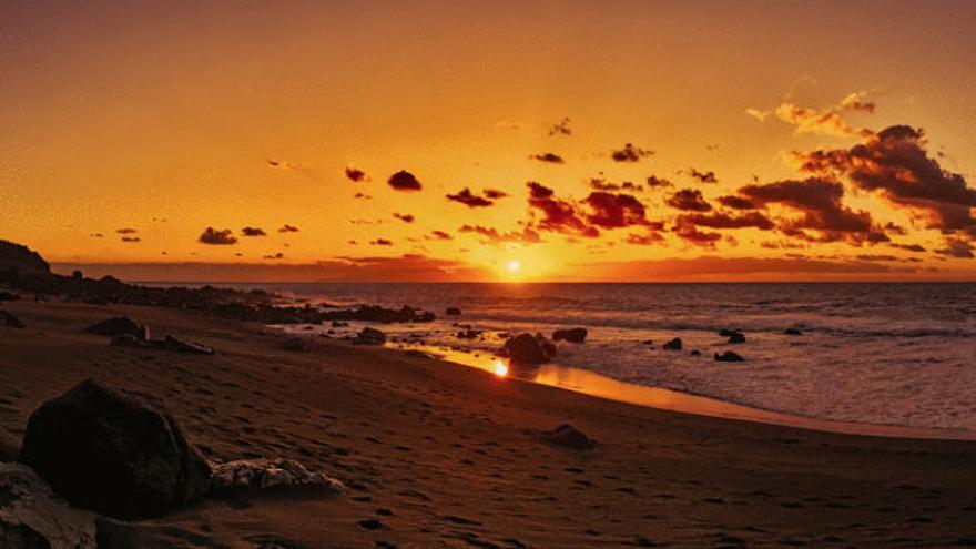 Puesta de sol en la emblemática y referente hippie desde los 60 playa del Inglés, en el municipio gomero de Valle Gran Rey.