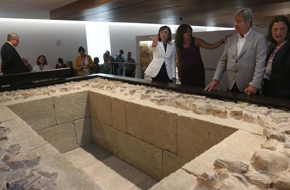 Rosa Aguilar, acompañada por integrantes de la Plataforma de la Aduana y la Asociación de Amigos del Museo de Málaga, ha visitado las instalaciones que, por el momento, siguen sin fecha de apertura co