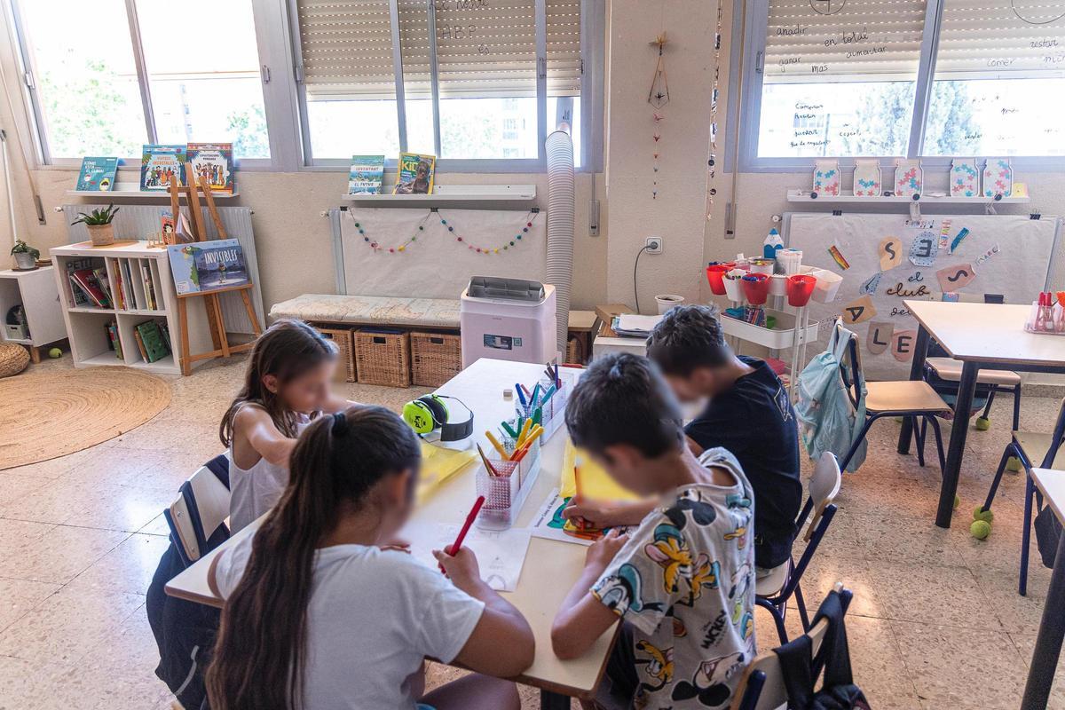 Una clase de Alicante con un aparato de aire, este miércoles